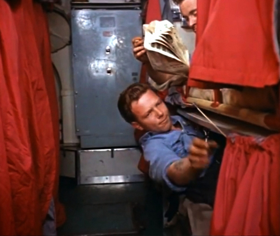 HMS NARWHAL спальные места младших офицеров