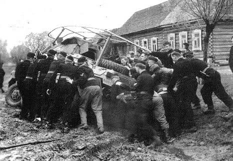 Desatascando un SdKfz 263. Primavera 1942