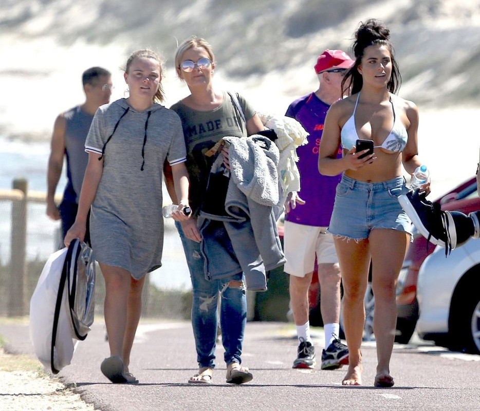 Holly-Young-Upskirt-STARS-com-54