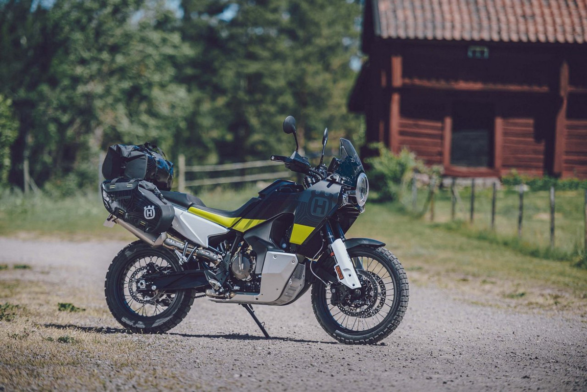 Большой фотосет мотоцикла Husqvarna Norden 901 2022