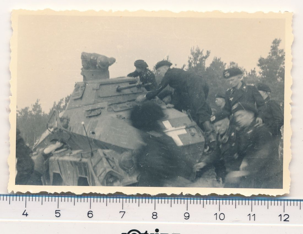SUPER FOTO 2.WK Panzersoldaten mit Spähwagen
