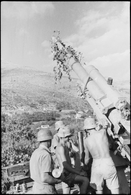 En Crète, les artilleurs du canon A de la 3e batterie du FlaK-Regiment 23 s'activent autour d'un can