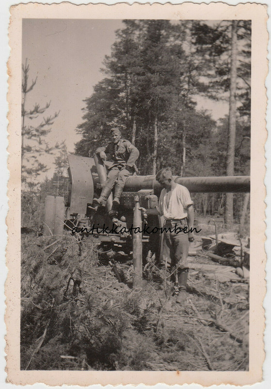Foto Wehrmacht Soldaten und großes russisches Beute Geschütz Kanone