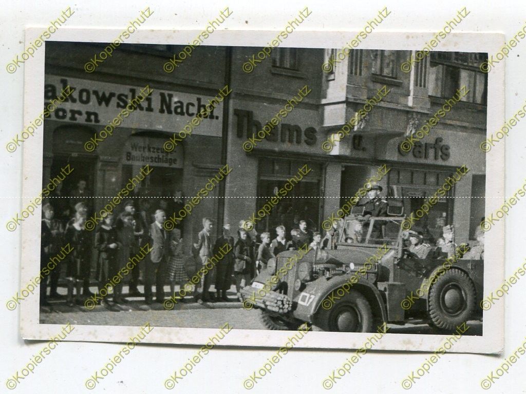 Foto, Panzer, Oberleutnant Gilow im Kübelwagen b