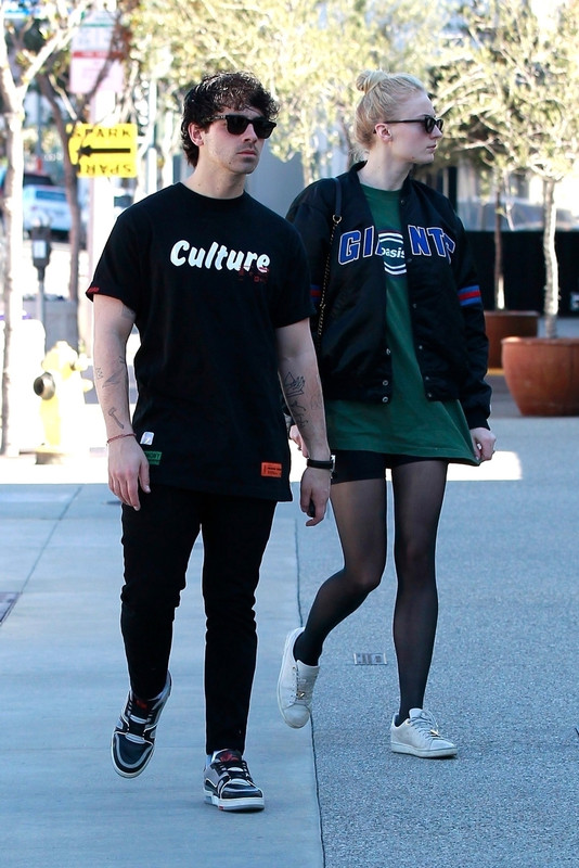 sophie-turner-shopping-in-la-12519-7