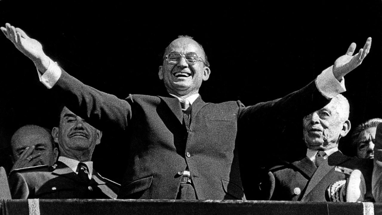 Echeverría cumple 100 años alejado de todos; su legado oscuro lo persigue