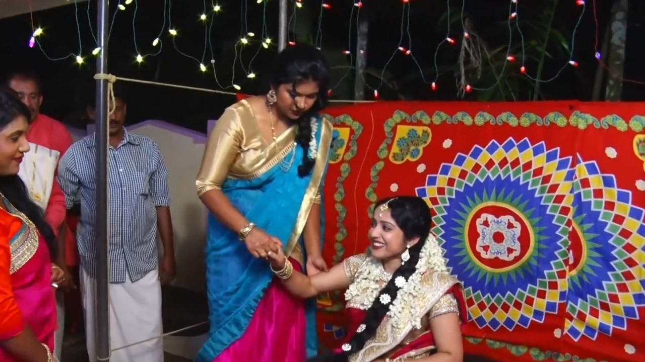 Cute malayali girl navel slips in red saree.mp4_snapshot_00.13.730