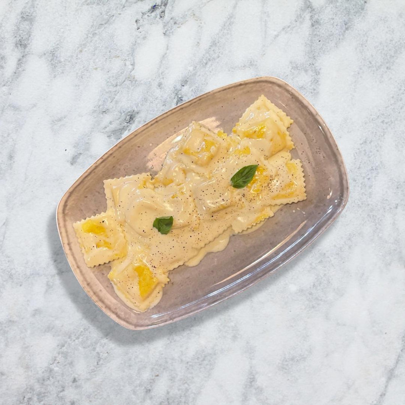 Ravioli con pecorino di Pienza e pinoli con crema di formaggi