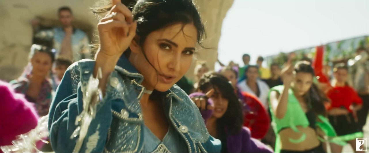 [Image: Leke-Prabhu-Ka-Naam-Song-Katrina-Kaif-Fr...ly-152.jpg]