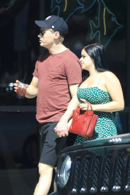 Ariel-Winter-Sexy-Legs-Ass-32