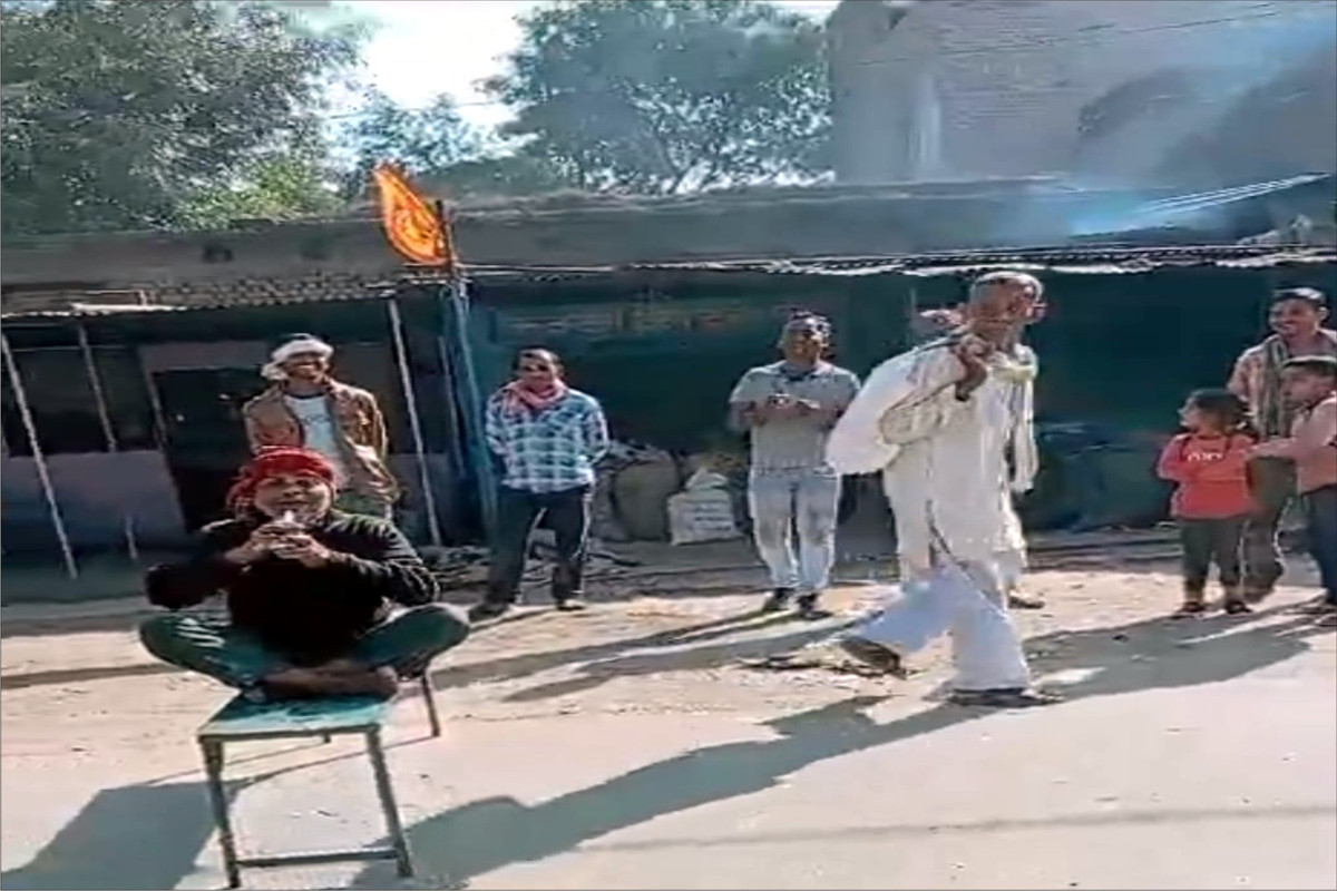 बस स्टैण्ड टहरौली पर शराबी ने बीच सड़क पर बेंच रख काटा हंगामा,क्षेत्र में अवैध शराब की बिक्री जोरों पर 