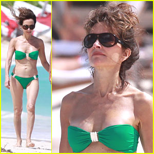 Mit ihre schwache Körper und Mittelbraun Haartyp ohne BH (BH-Größe ) auf Strand im Bikini
