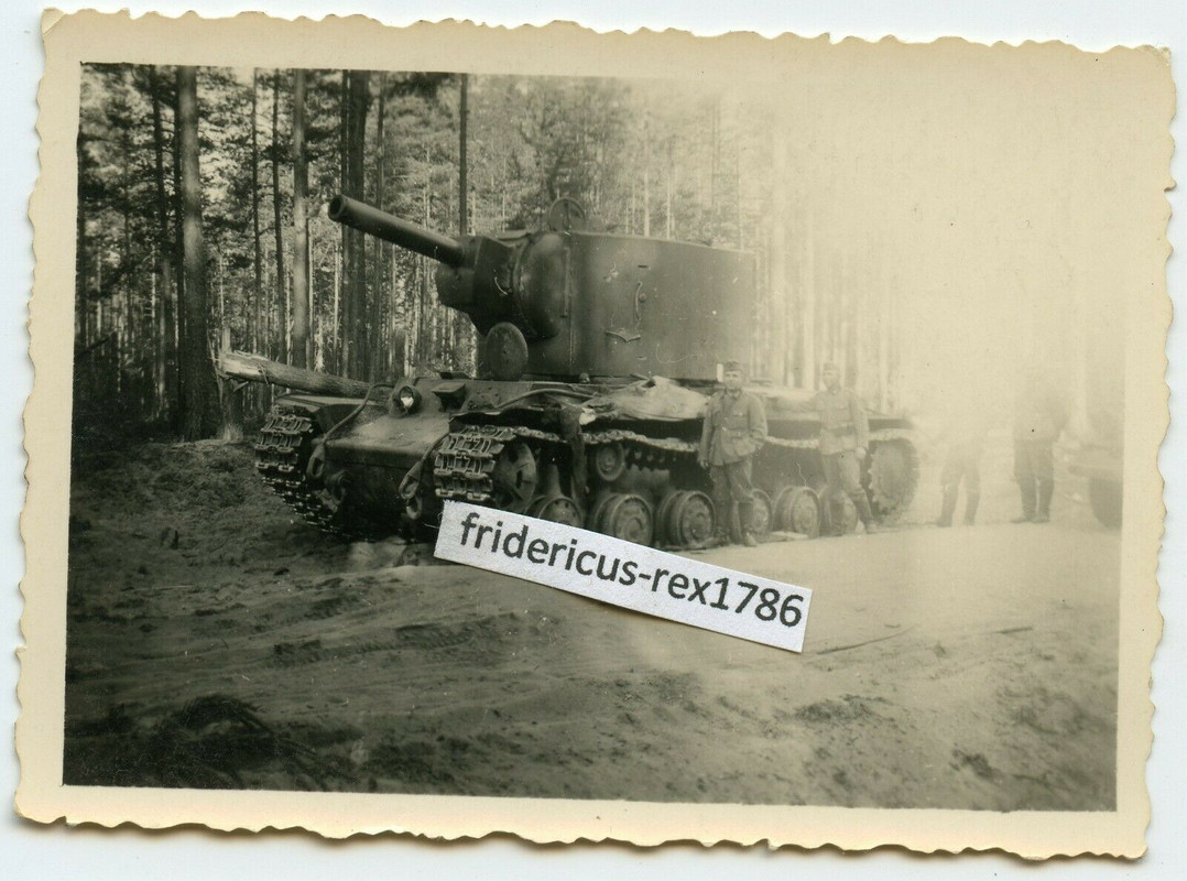 Foto 12. Pz. Div Ostfront schw. beute Panzer KV2 bei Rüdja 1941