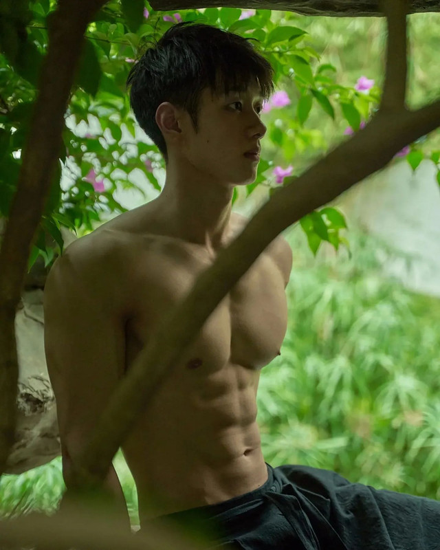 Photo by Chinese hunks 全球華男 on January 06, 2023. (8)