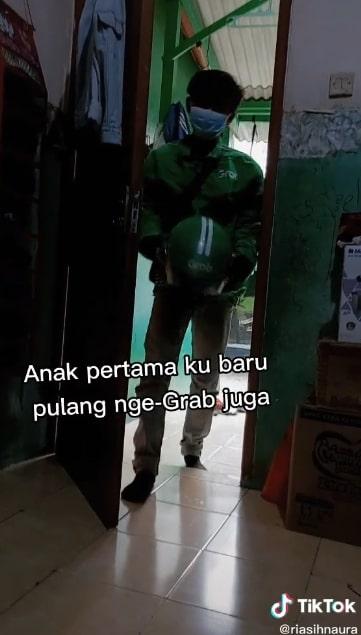 Kisah sekeluarga jadi driver ojol.