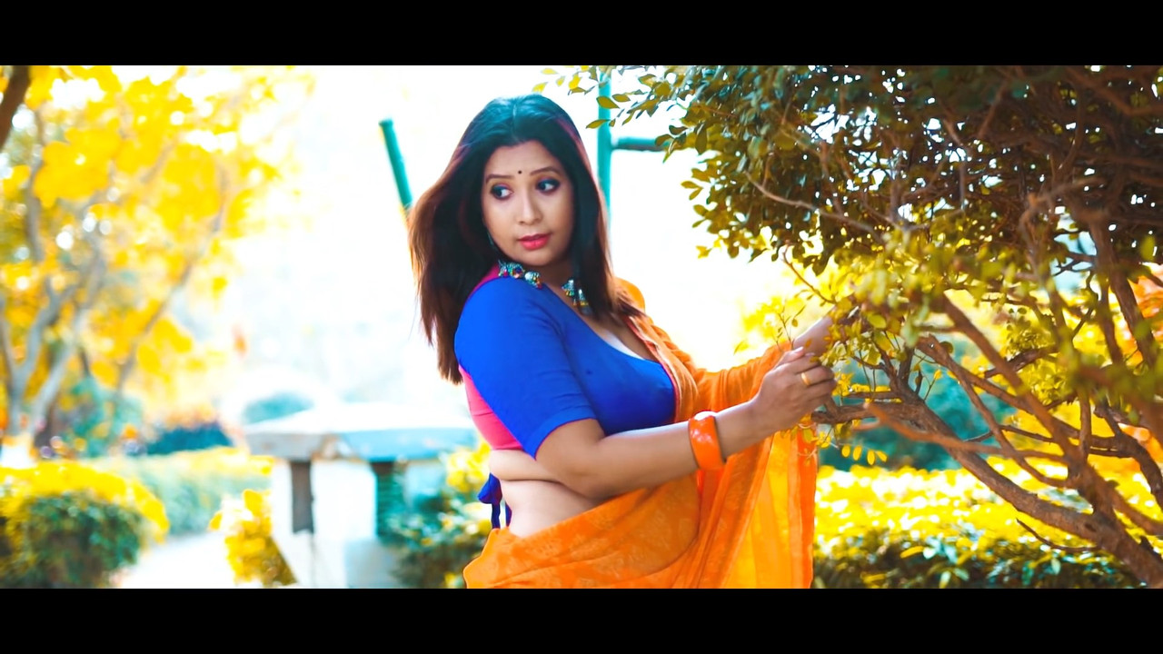 Hot Bengali Model in Saree.mkv_snapshot_00.15.346