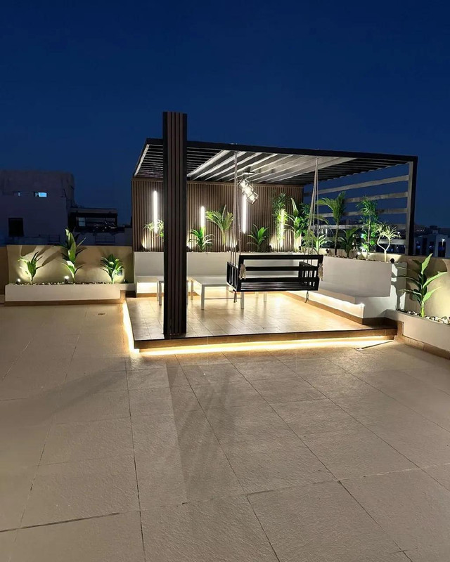 برجولة مع إضاءة ملونة