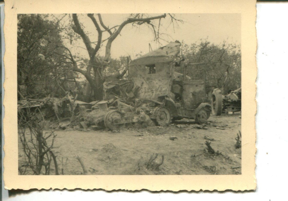 Orig.Foto zerstörter LKW und Geschütz WW2