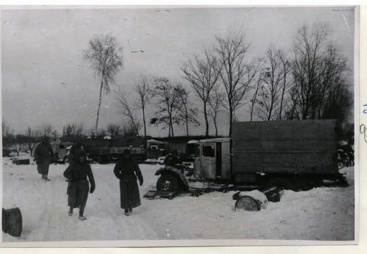 На поле боя после разгрома нем-фашистских войск,