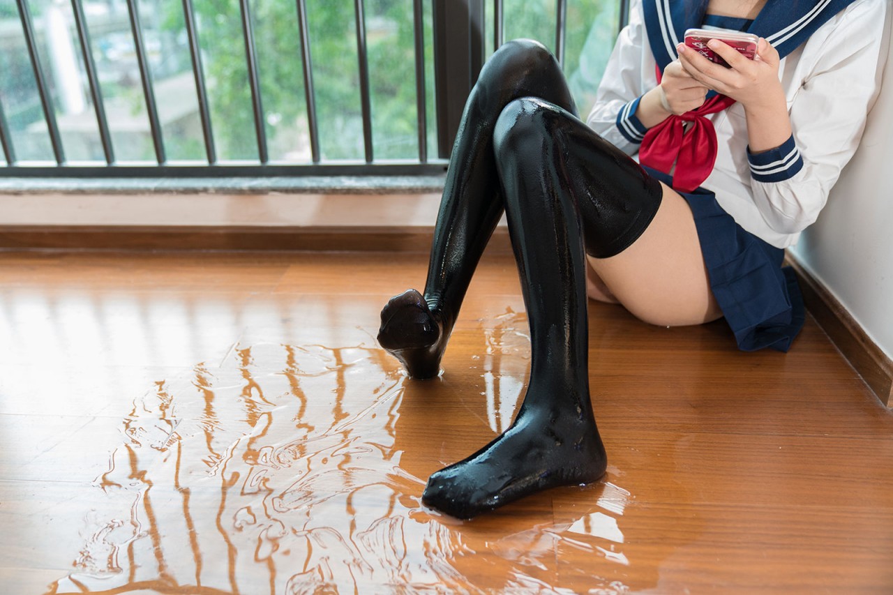 铭 铭 kizami《湿湿的JK》写真，家里湿湿的活力瞬间插图6