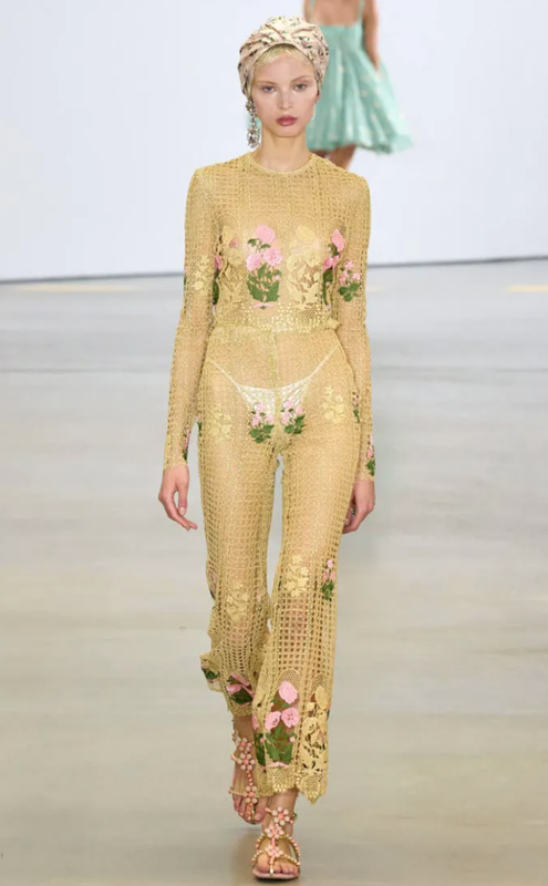 Crochet, per la primavera 2023 torna la moda dell'uncinetto Crochet, per la primavera 2023 torna la moda dell'uncinetto