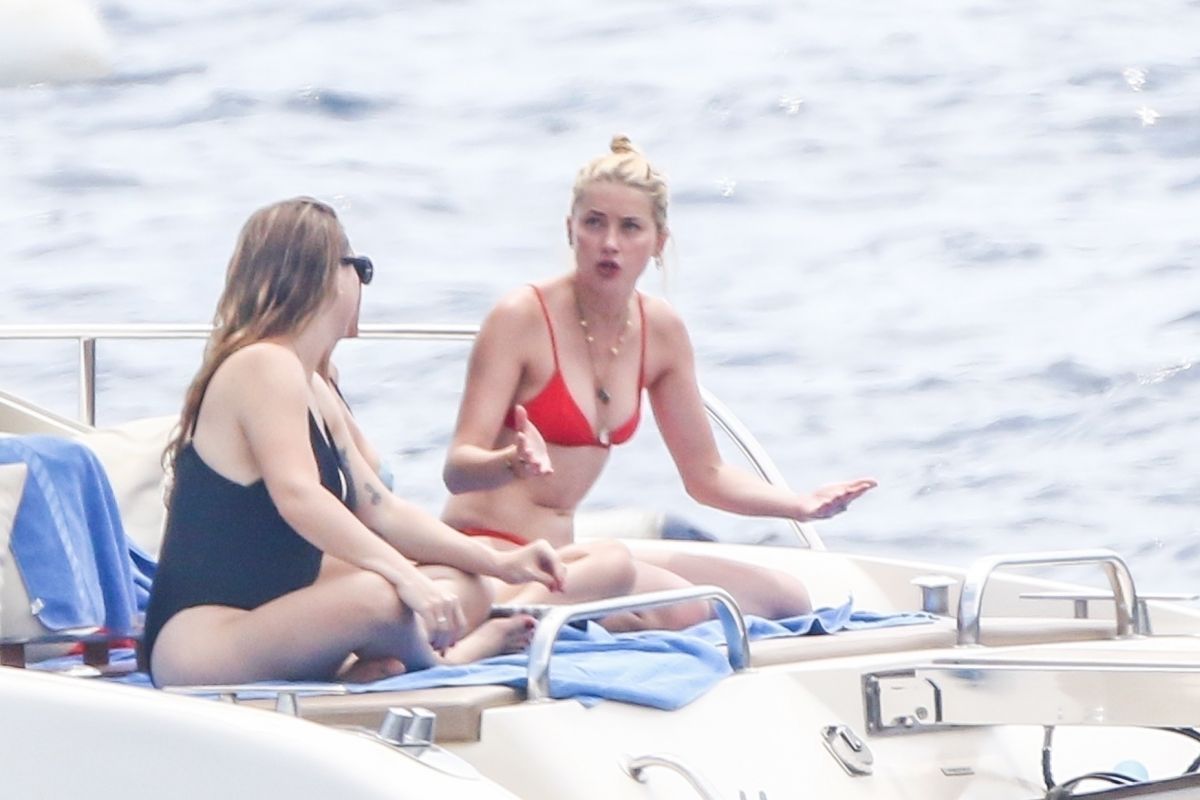 amber-heard-in-bikini-at-a-yacht-on-amalfi-coast-07-27-2019-5
