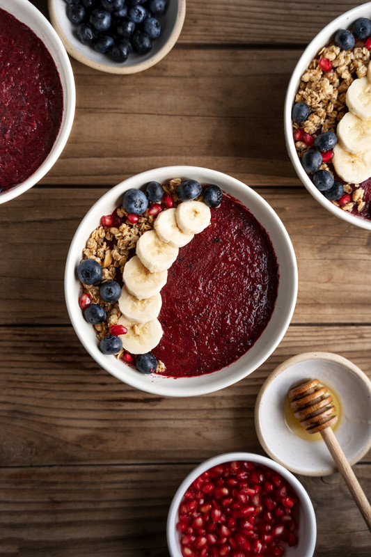 Tigela de cerâmica de deliciosa sobremesa brasileira de açaí