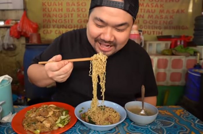 Nex Carlos menikmati sajian mi ayam jamur dan kwetiau goreng di warung Mie Ahong.