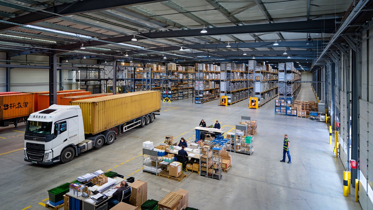 импорт запчастей из китая современный складской комплекс с контейнерами