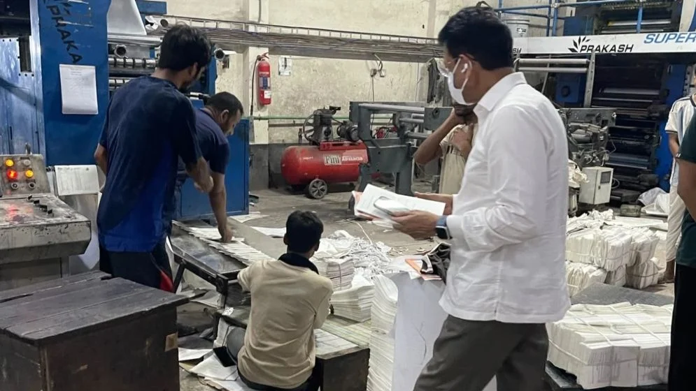 মধ্যরাতে ছয় প্রেসে শিক্ষামন্ত্রীর নজরদারি, ৩০ কোটি পাঠ্যবইয়ের মান যাচাই