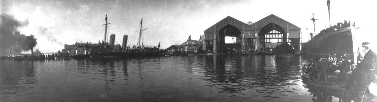 Sankt Georg перед спуском на воду. Справа ремонтная мастерская Cyklop, справа крейсер типа Panther и