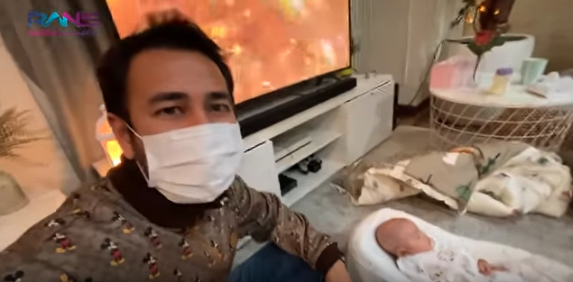 Raffi Ahmad dengan baby Zayn