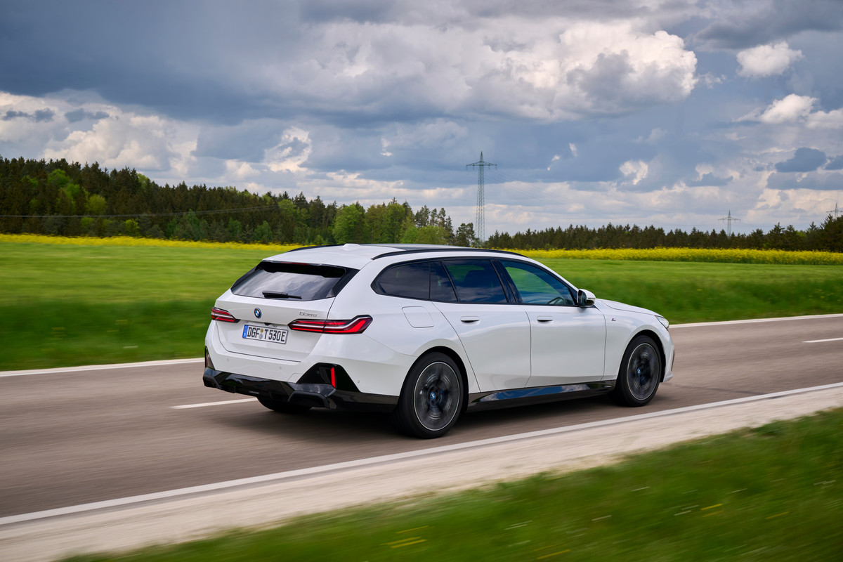 P90551876_highRes_the-new-bmw-530e-tou