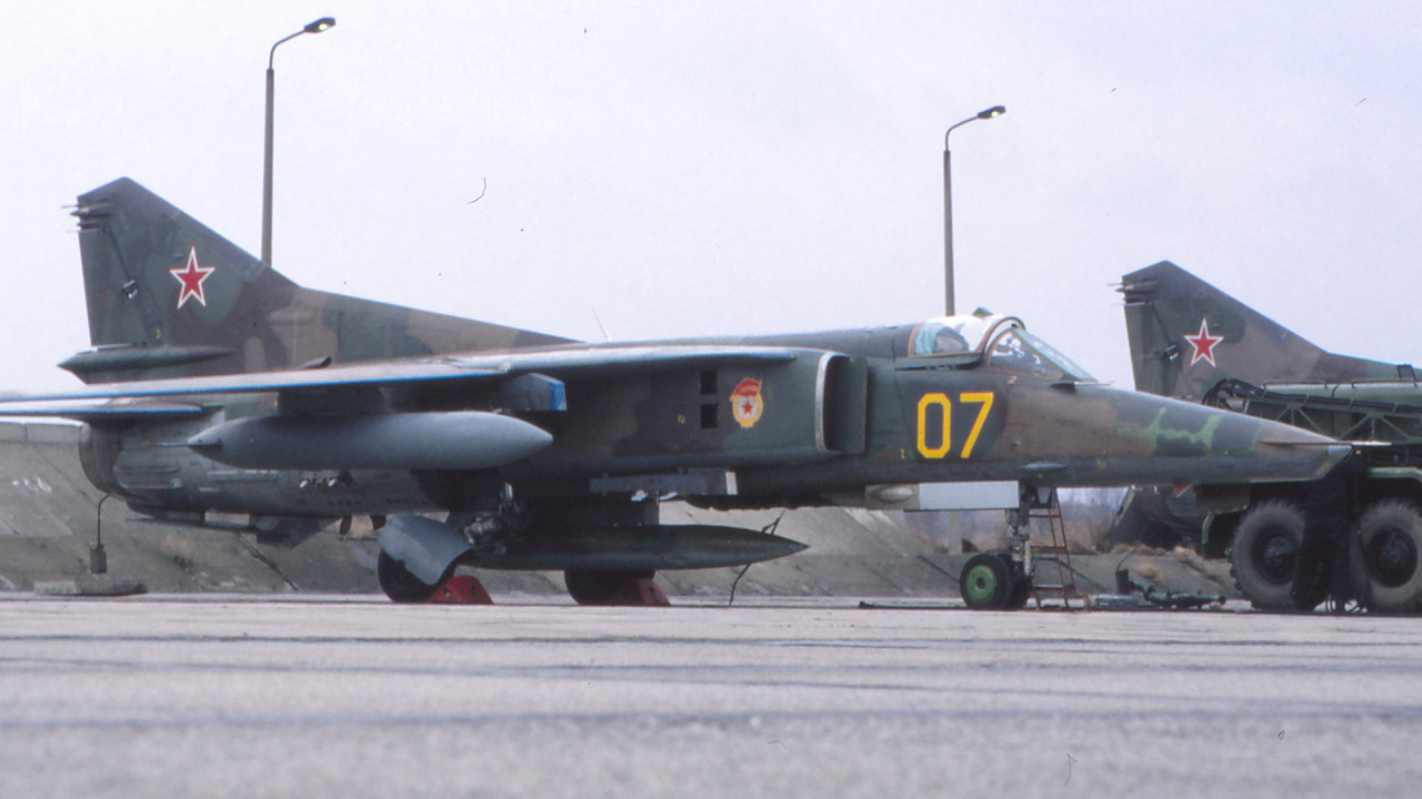 19 GvAPIB Mig-27D Yellow 07_61912561313 (2)
