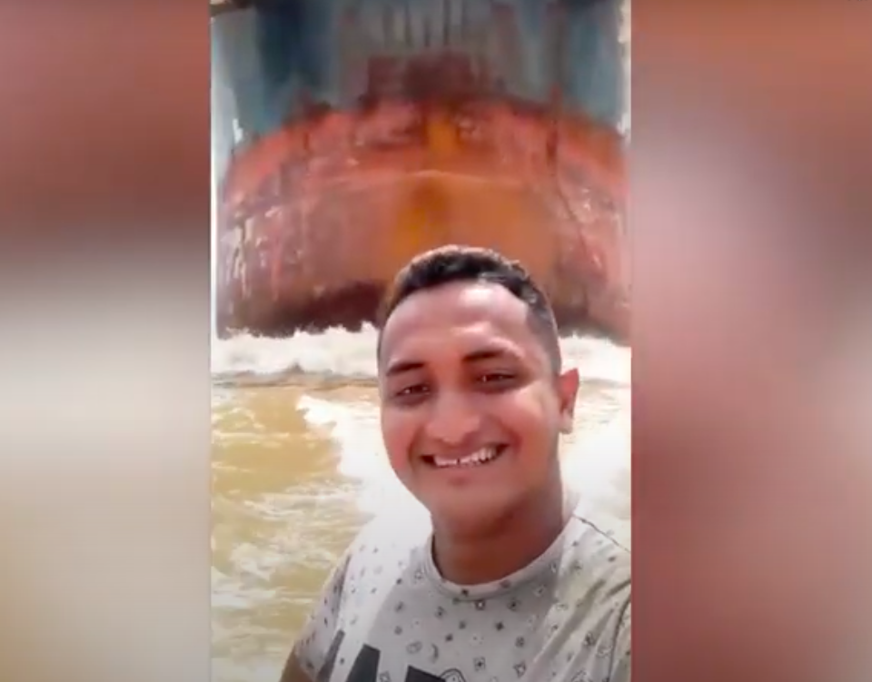 Hombre graba como gran buque casi aplasta su pequeña embarcación