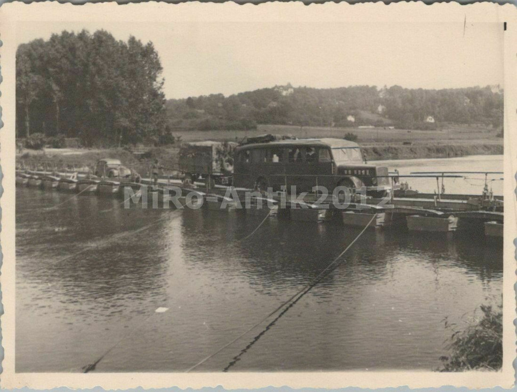 Omnibus mit Sonder Anhänger auf Kriegsbrücke