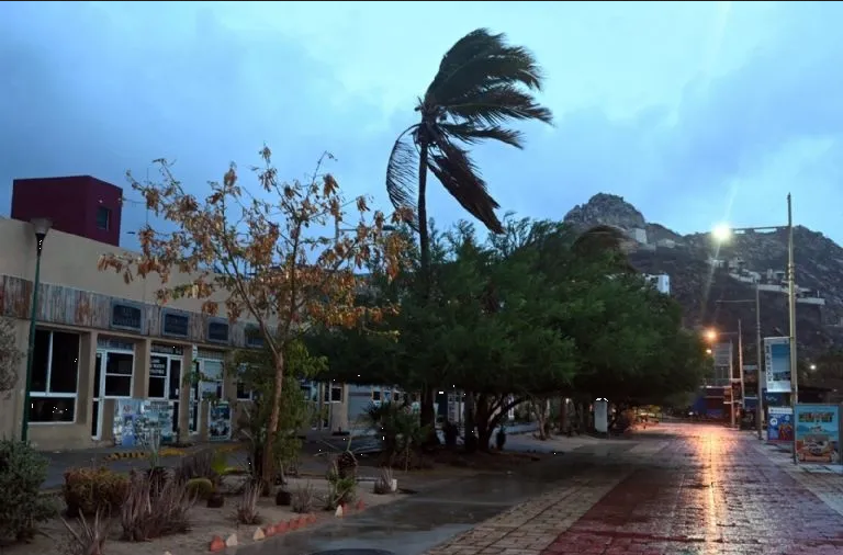 Estados Unidos se prepara para inundaciones catastróficas por huracán Hilary