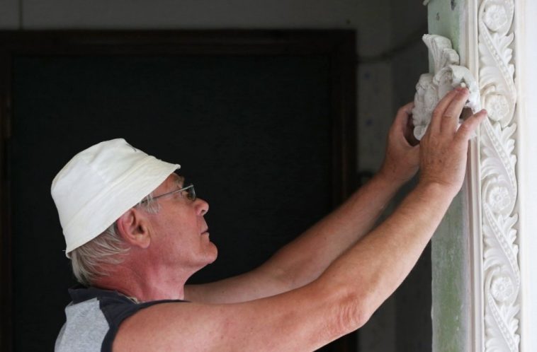 Киевский пенсионер 16 лет превращает свой подъезд в "Рундальский дворец"