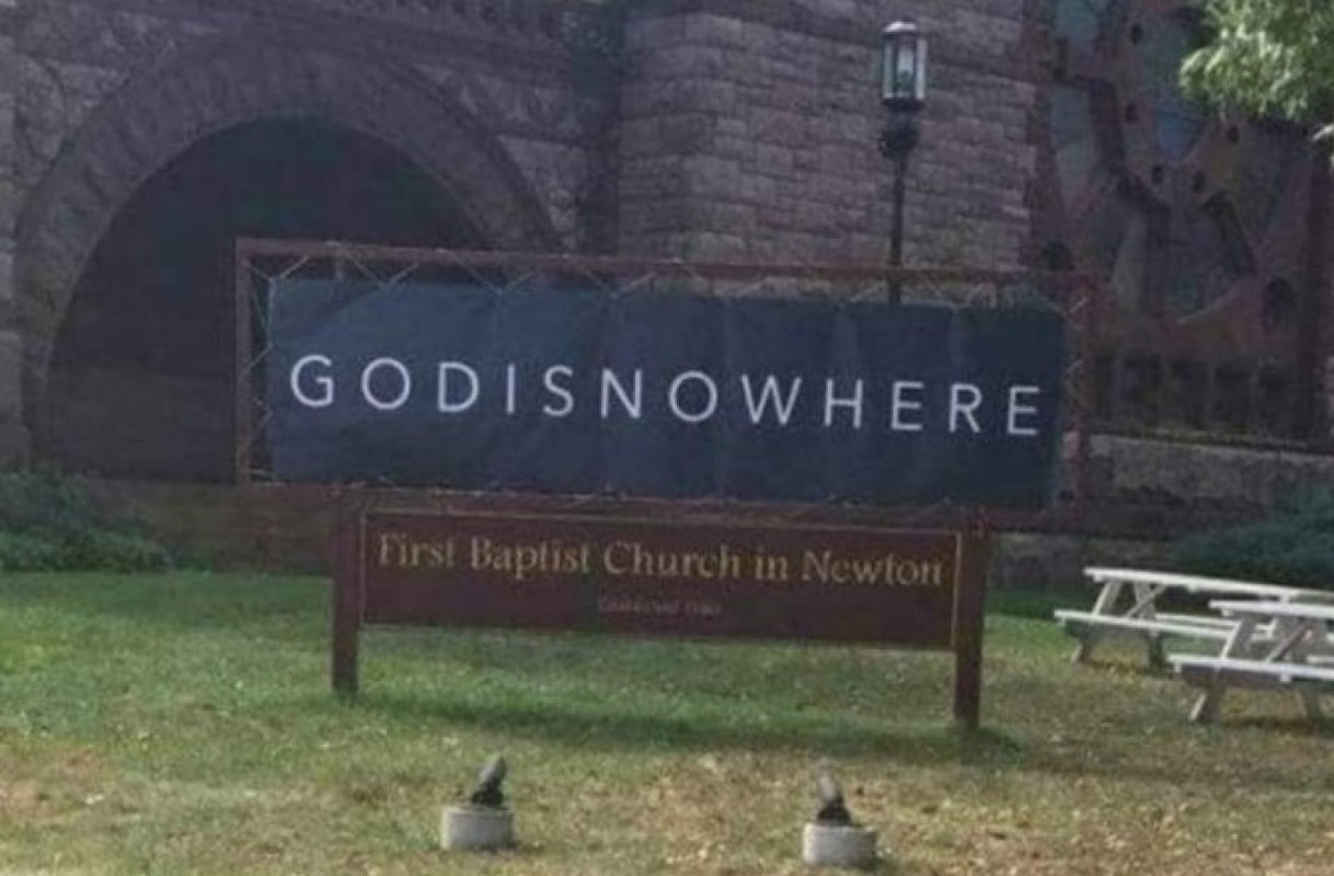 “Godisnowhere” el controversial anuncio que se lee fuera de una iglesia