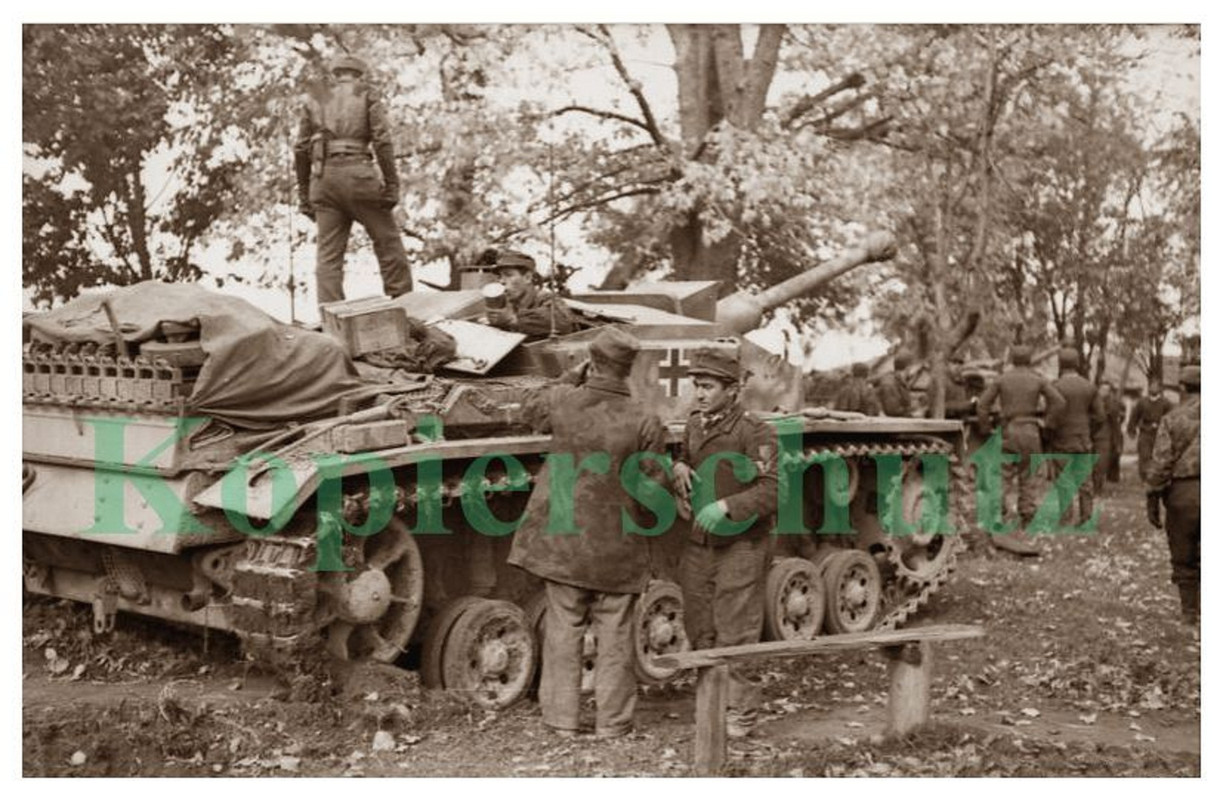 2Wk.Foto StuG-Panzer-Soldaten