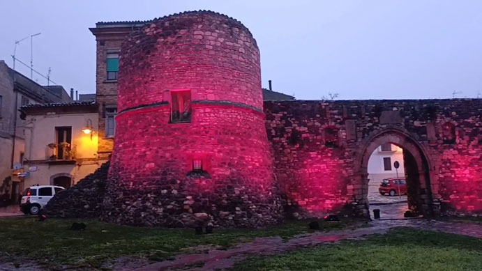 Porta Venusina a Melfi illuminata di rosa (www.lecronachelucane.it)