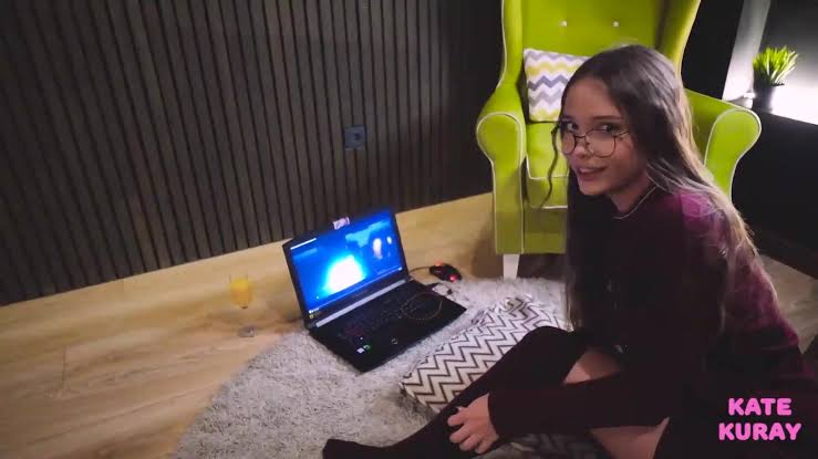 Kate Kuray Cute Face With Glasses And a Great Pussy Gets Fucked