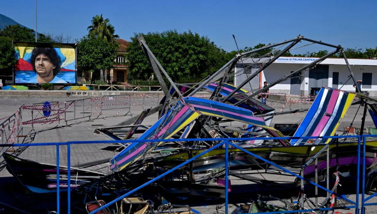 Palma Campania, crolla giostra al luna park: le drammatiche immagini video