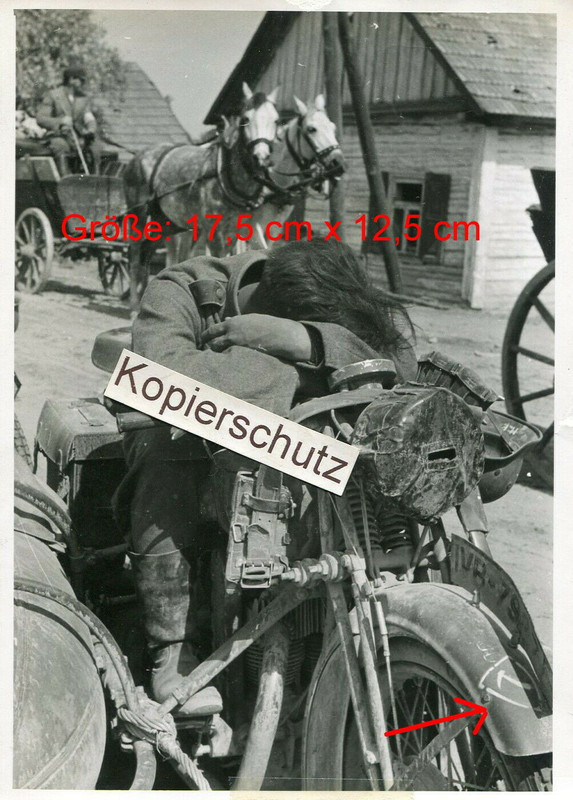 Kradmelder erschöpft auf Motorrad mit Wappen Division Abzeichen