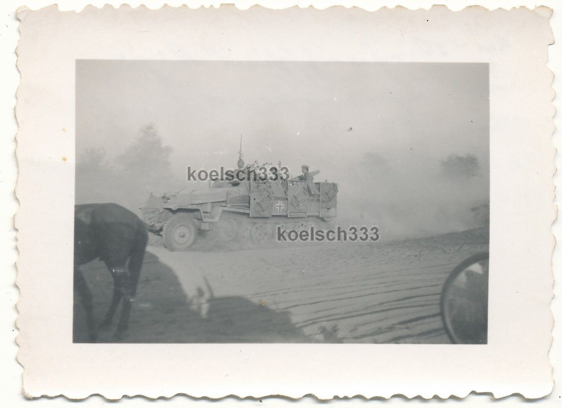 Foto 6. Armee - Schützenpanzer Panzer Halbkette 