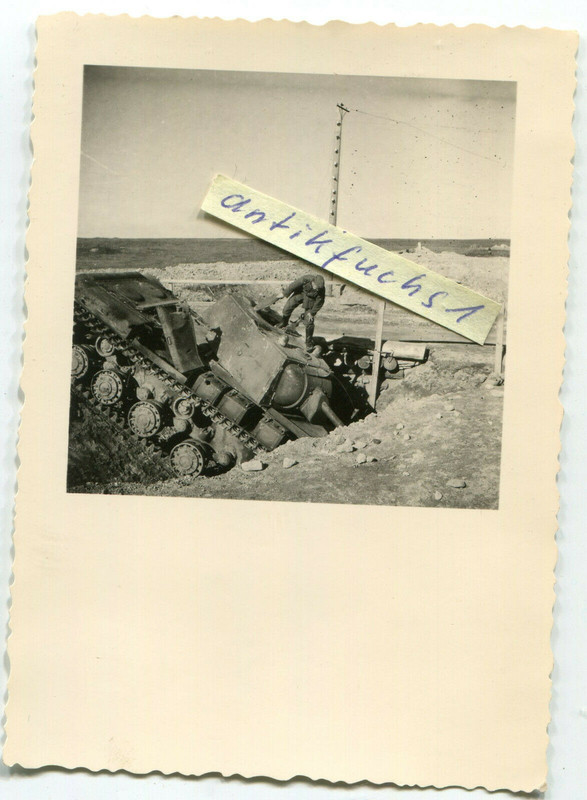 chwerer KW II Panzer aus Rußland im Panzergraben vernichtet im 2.WK