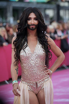 Life_Ball_2013_-_magenta_carpet_Conchita_Wurst