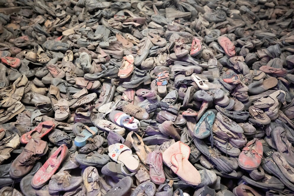Otra imagen del horror, los zapatos de los prisioneros en el campo de exterminio nazi. REUTERS-Axel Schmidt