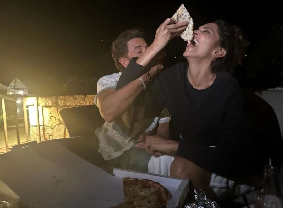 hrithik-roshan-deepika-padukone-pizza-funny-pic