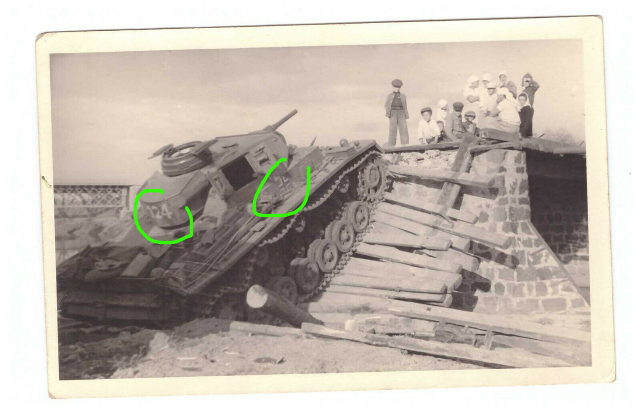 Foto AK deutscher Panzer mit Kennung auf eingebrochender Brücke